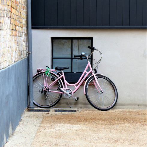article les petites reines de Bruges bicyclette rose fenetre noire Ambiances VcommeSamedi