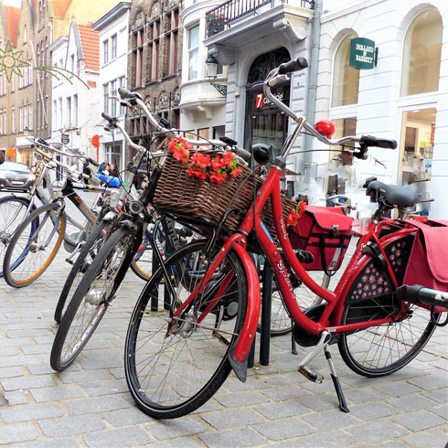 article les petites reines de Bruges bicyclette rouge rue commercante Ambiances VcommeSamedi