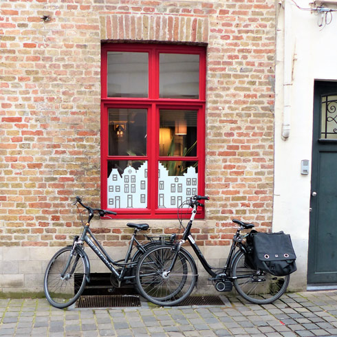 article les petites reines de Bruges bicyclettes et fenetre rouge Ambiances VcommeSamedi