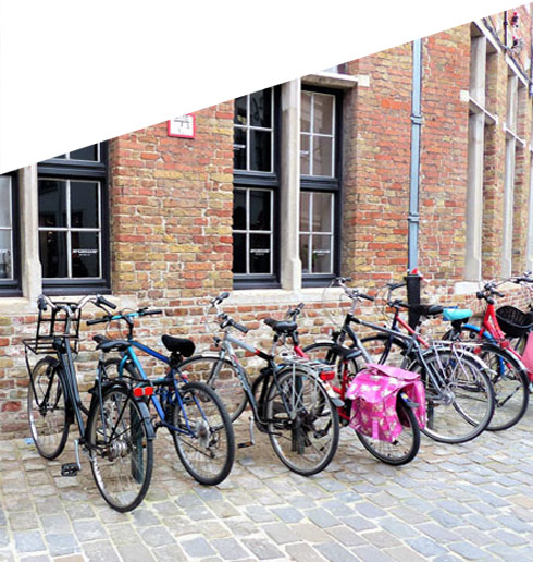 article les petites reines de Bruges bicyclettes le long d un batiment de briques Ambiances VcommeSamedi