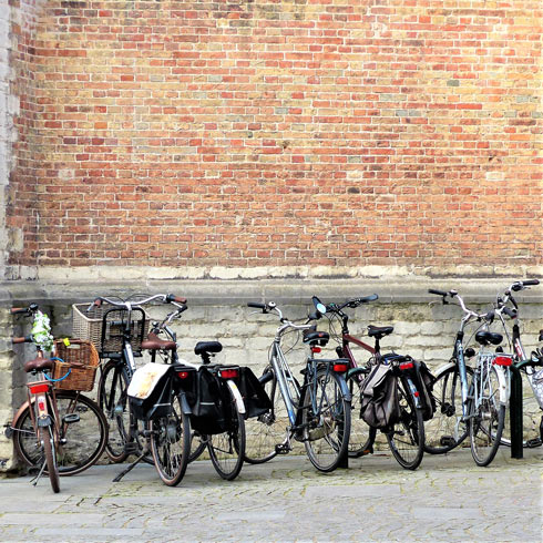 article les petites reines de Bruges bicyclettes le long du musee Ambiances VcommeSamedi