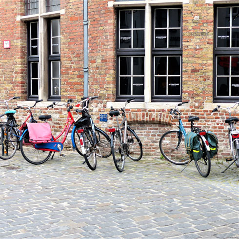 article les petites reines de Bruges bicyclettes rue pavee batiment de briques Ambiances VcommeSamedi
