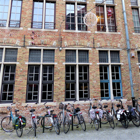article les petites reines de Bruges bicyclettes sous de hautes fenetres Ambiances VcommeSamedi