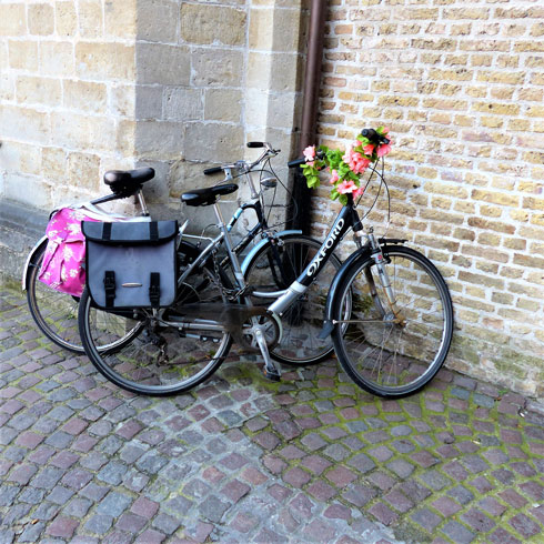 article les petites reines de Bruges contre le mur d une eglise Ambiances VcommeSamedi