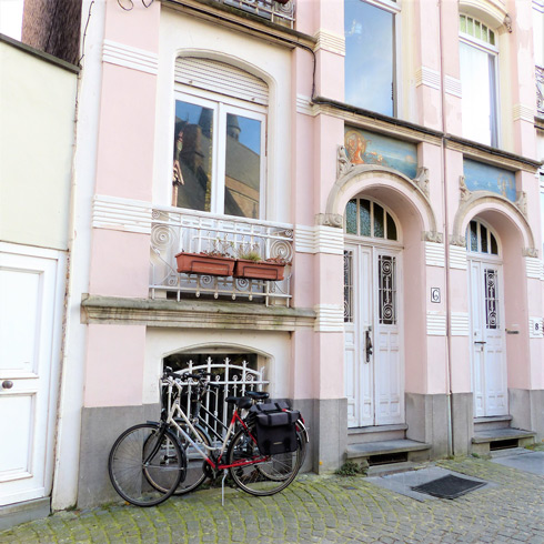 article les petites reines de Bruges facades roses Ambiances VcommeSamedi