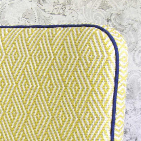 article Aurelie Breteaux detail de chaise tissu graphique jaune et blanc passepoil bleu Confluences VcommeSamedi