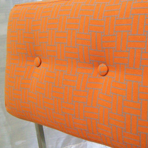 article Aurelie Breteaux detail de chaise tissu graphique orange gris Confluences VcommeSamedi