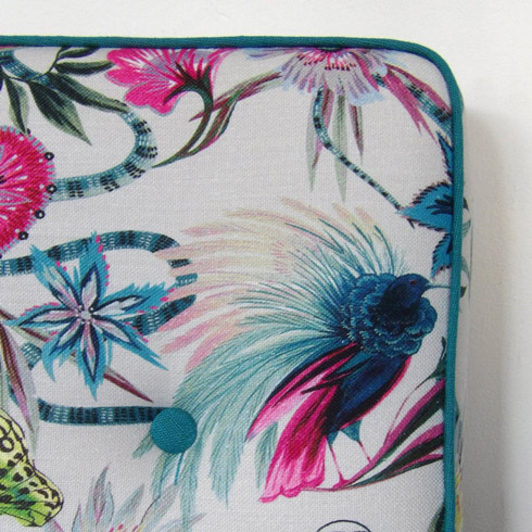 article Aurelie Breteaux detail de chaise tissu motif floral passepoil bleu Confluences VcommeSamedi