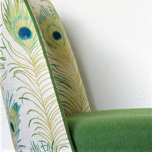 article Aurelie Breteaux detail de chaise tissu plumes de paon laine verte Confluences VcommeSamedi