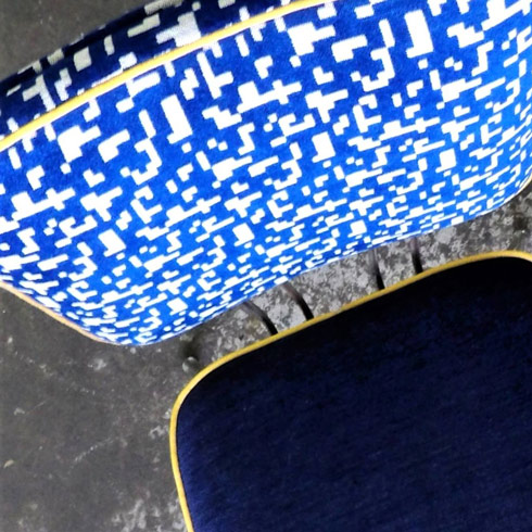 article Aurelie Breteaux detail de chaise tissus bleu uni bleu et blanc graphique passepoil jaune Confluences VcommeSamedi