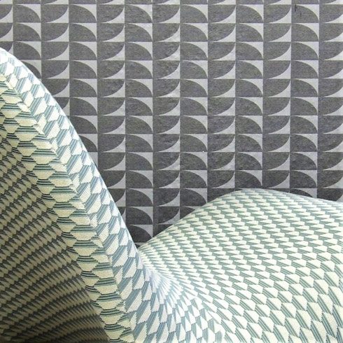 article Aurelie Breteaux detail de fauteuil tissu graphique bleu et blanc Confluences VcommeSamedi