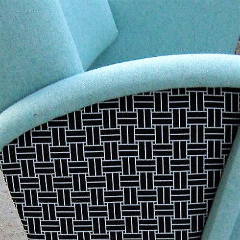 article Aurelie Breteaux detail de fauteuil tissu graphique noir blanc laine bleue Confluences VcommeSamedi