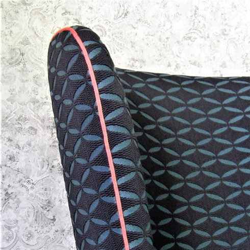 article Aurelie Breteaux detail de fauteuil tissu graphique noir et bleu passepoil corail Confluences VcommeSamedi