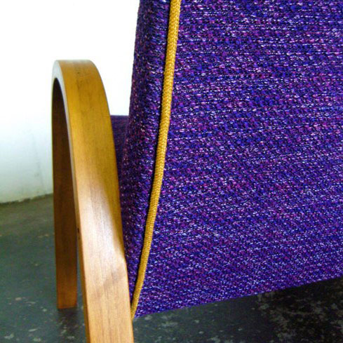 article Aurelie Breteaux detail de fauteuil tissu laine violette passepoil jaune Confluences VcommeSamedi 2