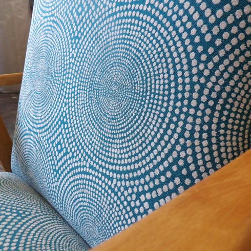 article Aurelie Breteaux detail de fauteuil tissu motifs bleus Confluences VcommeSamedi